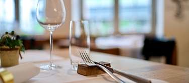 Taverne Johann Details MG