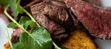 Flank Steak vom Baselbieter Rind mit Farina Bona Polenta und schwarzem Knoblauch Jus Flank Steak vom Baselbieter Rind mit Farina Bona Polenta und schwarzem Knoblauch Jus